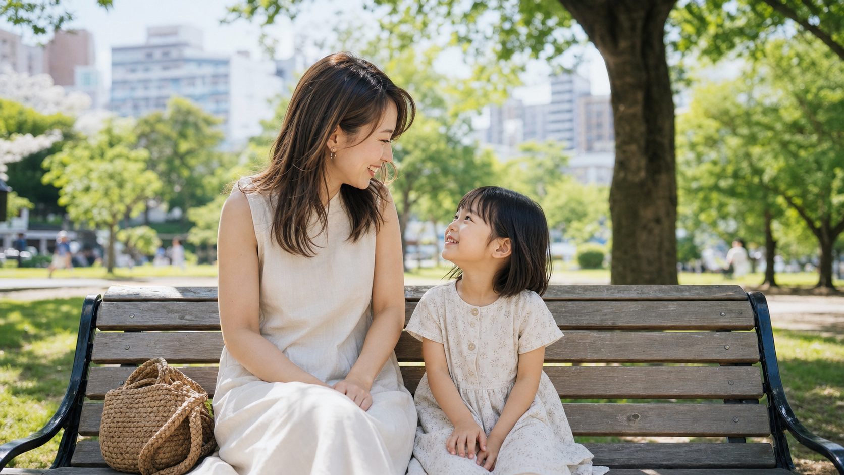 子どもと笑顔の女性