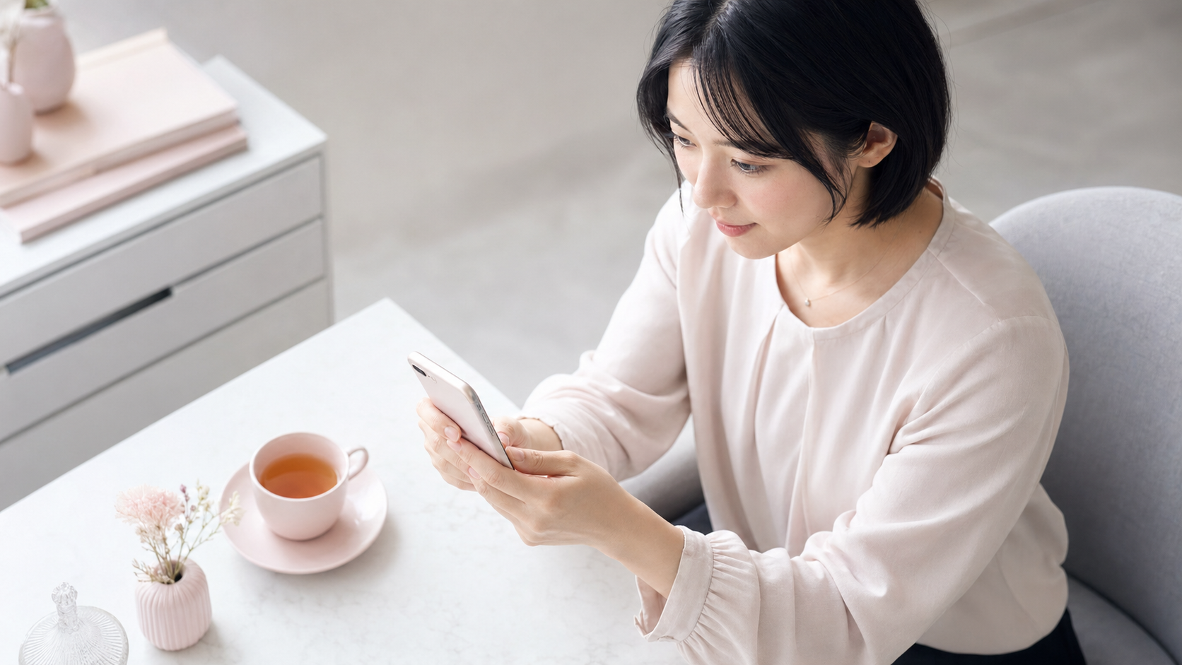 スマホでアプリを確認する女性